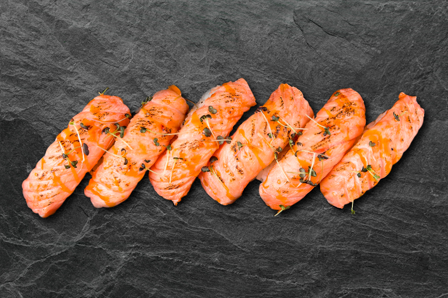 Сет суши с опаленным лососем
